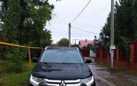 Mitsubishi Outlander III рестайлинг 3, 2015 год, 1 890 000 рублей, 2 фотография