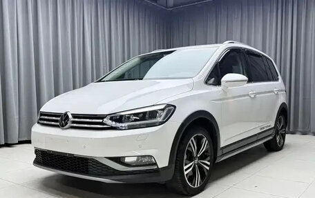 Volkswagen Touran III, 2022 год, 1 500 001 рублей, 1 фотография