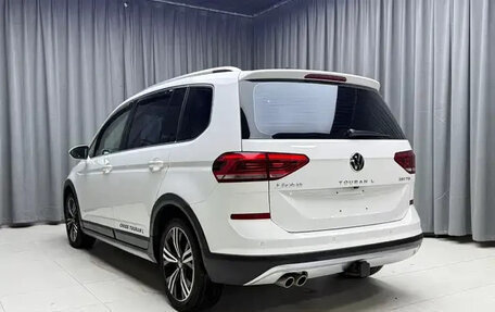 Volkswagen Touran III, 2022 год, 1 500 001 рублей, 2 фотография