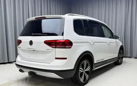 Volkswagen Touran III, 2022 год, 1 500 001 рублей, 4 фотография