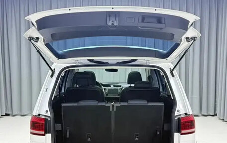Volkswagen Touran III, 2022 год, 1 500 001 рублей, 14 фотография