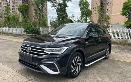 Volkswagen Tiguan II, 2023 год, 2 600 600 рублей, 3 фотография