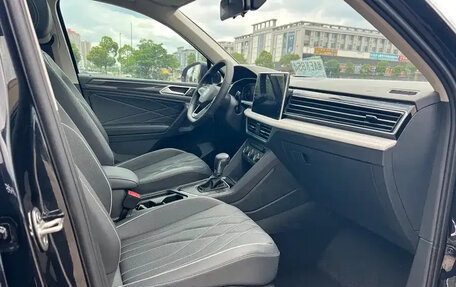 Volkswagen Tiguan II, 2023 год, 2 600 600 рублей, 10 фотография