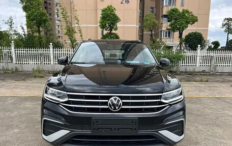 Volkswagen Tiguan II, 2023 год, 2 600 600 рублей, 2 фотография