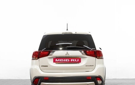 Mitsubishi Outlander III рестайлинг 3, 2015 год, 1 699 000 рублей, 6 фотография