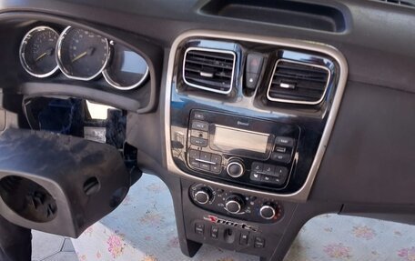 Renault Logan II, 2018 год, 300 000 рублей, 4 фотография