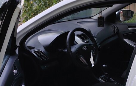 Hyundai Solaris II рестайлинг, 2015 год, 670 000 рублей, 2 фотография