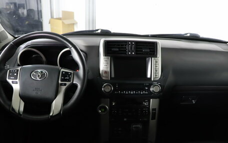 Toyota Land Cruiser Prado 150 рестайлинг 2, 2010 год, 2 529 990 рублей, 13 фотография