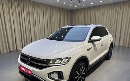 Volkswagen T-Roc I, 2023 год, 2 090 900 рублей, 12 фотография