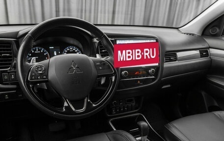 Mitsubishi Outlander III рестайлинг 3, 2020 год, 2 820 000 рублей, 7 фотография