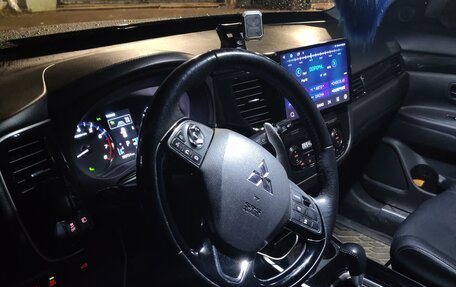 Mitsubishi Outlander III рестайлинг 3, 2018 год, 2 700 000 рублей, 7 фотография