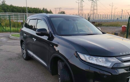 Mitsubishi Outlander III рестайлинг 3, 2018 год, 2 700 000 рублей, 4 фотография