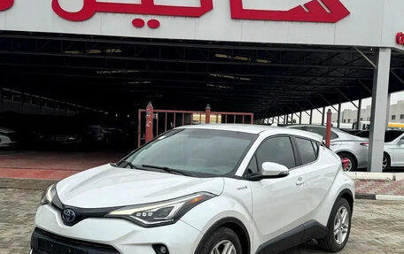 Toyota C-HR I рестайлинг, 2023 год, 3 100 000 рублей, 1 фотография