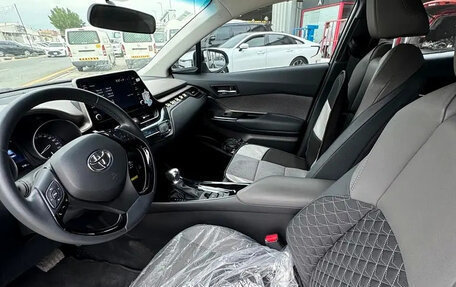 Toyota C-HR I рестайлинг, 2023 год, 3 100 000 рублей, 7 фотография