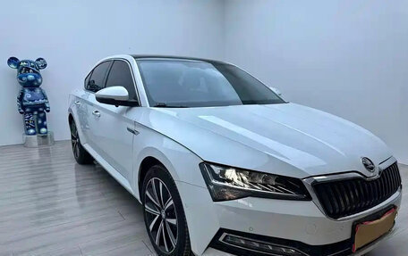 Skoda Superb III рестайлинг, 2023 год, 1 730 000 рублей, 3 фотография