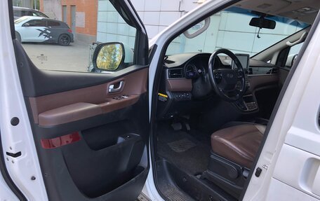 Hyundai Grand Starex Grand Starex I рестайлинг 2, 2019 год, 3 500 000 рублей, 2 фотография