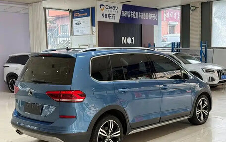 Volkswagen Touran III, 2022 год, 1 899 000 рублей, 4 фотография
