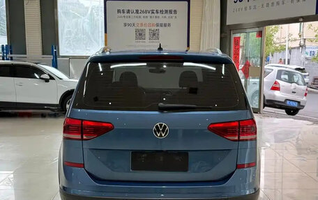 Volkswagen Touran III, 2022 год, 1 899 000 рублей, 5 фотография