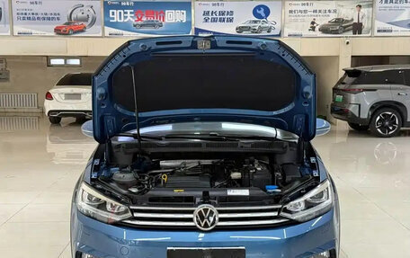 Volkswagen Touran III, 2022 год, 1 899 000 рублей, 7 фотография