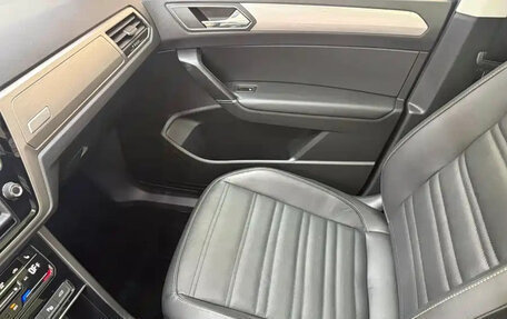 Volkswagen Touran III, 2022 год, 1 899 000 рублей, 13 фотография