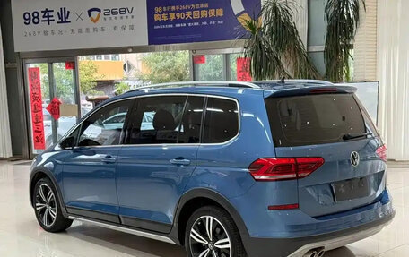 Volkswagen Touran III, 2022 год, 1 899 000 рублей, 6 фотография