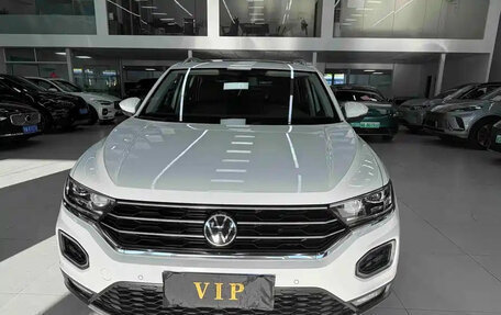 Volkswagen T-Roc I, 2022 год, 1 597 777 рублей, 2 фотография