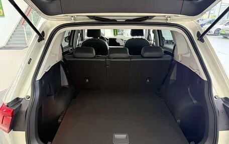 Volkswagen Tiguan II, 2023 год, 2 580 000 рублей, 15 фотография
