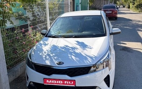 KIA Rio IV, 2021 год, 1 800 000 рублей, 1 фотография