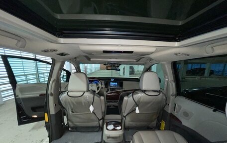 Toyota Sienna III, 2013 год, 2 750 000 рублей, 8 фотография