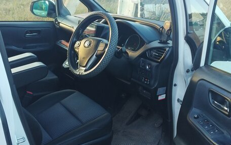 Toyota Voxy III, 2016 год, 1 800 000 рублей, 10 фотография