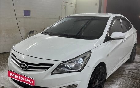 Hyundai Solaris II рестайлинг, 2015 год, 820 000 рублей, 2 фотография