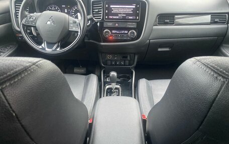 Mitsubishi Outlander III рестайлинг 3, 2018 год, 2 125 000 рублей, 13 фотография
