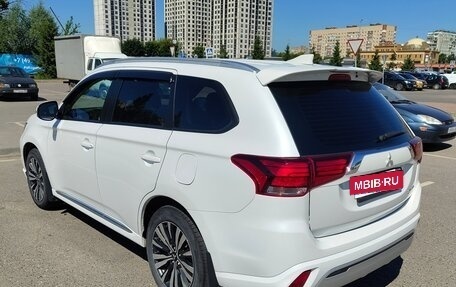 Mitsubishi Outlander III рестайлинг 3, 2022 год, 2 750 000 рублей, 3 фотография