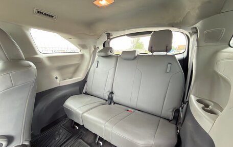 Toyota Sienna, 2021 год, 4 000 000 рублей, 17 фотография