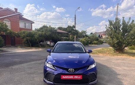 Toyota Camry, 2021 год, 2 300 000 рублей, 2 фотография