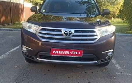 Toyota Highlander III, 2012 год, 1 800 000 рублей, 1 фотография