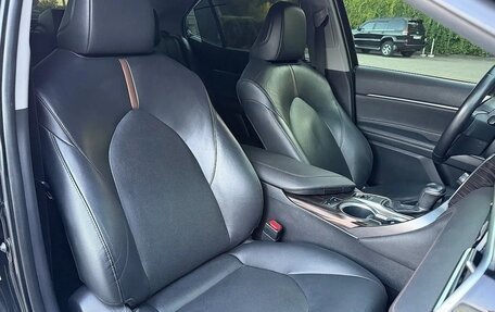 Toyota Camry, 2018 год, 2 600 000 рублей, 10 фотография