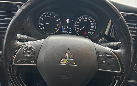 Mitsubishi Outlander III рестайлинг 3, 2018 год, 1 670 000 рублей, 13 фотография