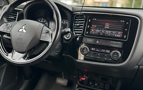 Mitsubishi Outlander III рестайлинг 3, 2018 год, 1 670 000 рублей, 15 фотография