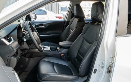 Toyota RAV4, 2021 год, 3 650 000 рублей, 10 фотография