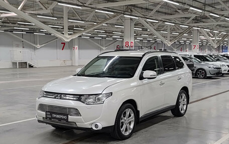 Mitsubishi Outlander III рестайлинг 3, 2013 год, 890 000 рублей, 1 фотография