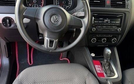 Volkswagen Jetta VI, 2011 год, 950 000 рублей, 5 фотография