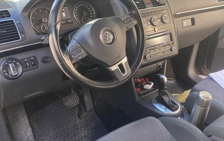 Volkswagen Touran III, 2012 год, 1 000 000 рублей, 2 фотография