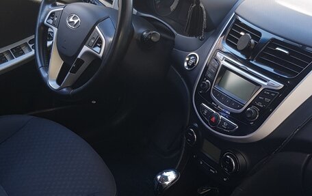 Hyundai Solaris II рестайлинг, 2011 год, 700 000 рублей, 2 фотография
