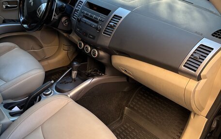 Mitsubishi Outlander III рестайлинг 3, 2008 год, 1 300 000 рублей, 10 фотография