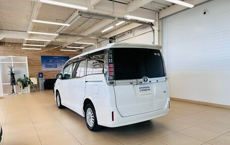 Toyota Voxy III, 2015 год, 1 699 000 рублей, 4 фотография