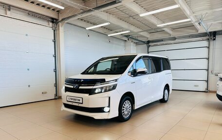 Toyota Voxy III, 2015 год, 1 699 000 рублей, 2 фотография