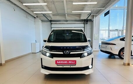 Toyota Voxy III, 2015 год, 1 699 000 рублей, 9 фотография