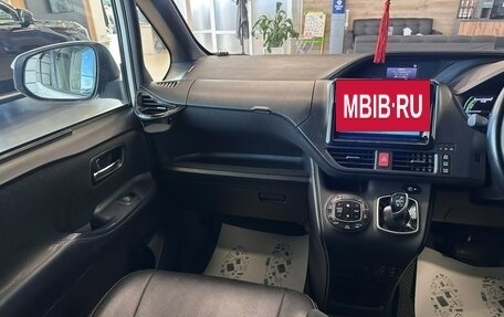 Toyota Voxy III, 2015 год, 1 699 000 рублей, 14 фотография