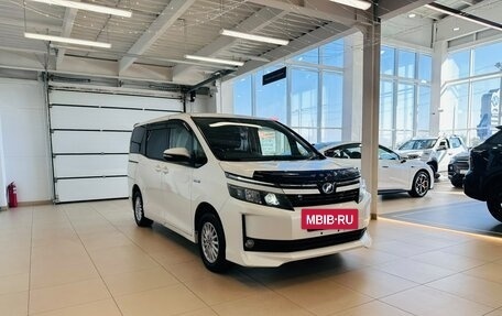 Toyota Voxy III, 2015 год, 1 699 000 рублей, 8 фотография